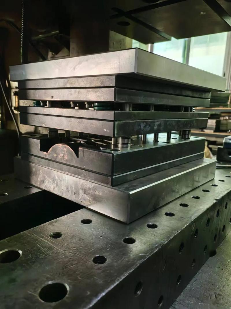 高精度模具定制 从五金、塑料到复合材料的材料选择与一站式制造